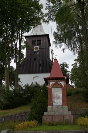 Kościół pw. Wniebowzięcia Najświętszej Marii Panny w Skowronach. Źródło: www.kanalelblaski.eu
