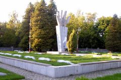 Komorniki - pomnik ofiar nazizmu. Źródło: powiatdzialdowski.pl