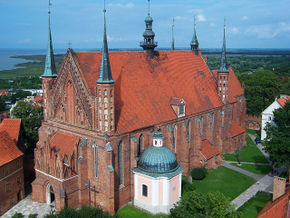 Widok z Wieży Radziejowskiego na Katedrę fromborską. Fot. Jan Mehlich. Źródło: Commons Wikimedia