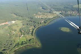 Widok na jezioro Pluszne z lotu ptaka.Fot. Zbigniew Bosek. Źródło: pl.wikipedia.org