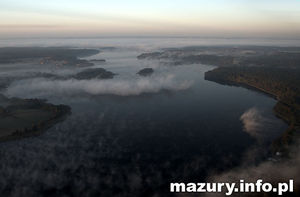 Jezioro Ryńskie we mgle.Źródło: www.mazury.info.pl