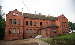 Budynek szkoły w Kruszewcu.Fot. Marek i Ewa Wojciechowscy. Źródło: Commons Wikimedia