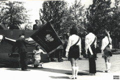 Uroczystość szkolna w latach 70. Źródło: www.zsznr1-gizycko.edupage.org