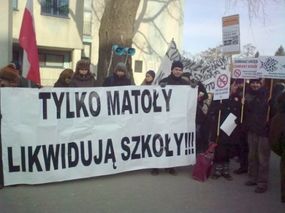Protest przeciwko likwidacji szkoły w Spytkowie. Autor: Sławomir Kędzierski. Źródło: www.gizycko.wm.pl [19.07.2014]