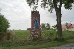 Podleśna. Warmińska kapliczka zlokalizowana w centrum wsi Ciekawe Mazury [07.12.2013]