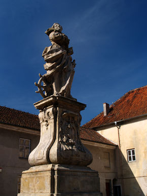 Figura św. Katarzyny Aleksandryjskiej na dziedzińcu zamku biskupiego w Lidzbarku Warmińskim. © Stanisław Kuprjaniuk