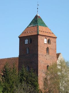 Młynary. Wieża kościoła pw. św. Piotra Apostoła.Fot. Romek. Źródło: Commons Wikimedia [12.12.2014]