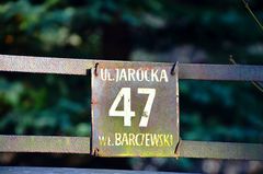 Tablica z numerem domu na ul. Jarockiej 47, gdzie mieściła się szkoła polska w Jarotach.Fot. maniek66. Źródło: www.polskaniezwykla.pl [23.03.2014]