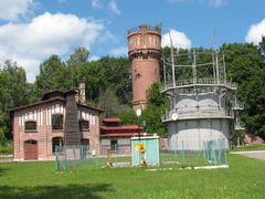 Gazownia w Górowie Iławeckim, ob. muzeum gazownictwa. Na drugim planie komunalna wieża wodna.