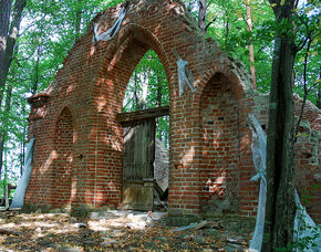 Wejście do grobowca założycieli DobyAutor: Gabriela Jaworowska. Źródło: www.polskiekrajobrazy.pl, [15.09.2013]