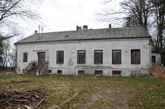 Pozostałości dworu z XIX wieku w Krupolinach.Fot. Napoleon. Źródło: www.polskiezabytki.pl [10.09.2014]