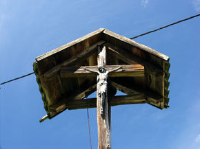 Dzwonniczka ludowa z krucyfiksem w Kaplitynach. © Stanisław Kuprjaniuk