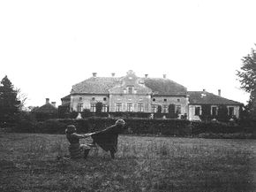 Pałac od strony parku. Początek XX wieku.Źródło: www.aefl.de