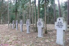 Karwik. Mogiły żołnierzy niemieckich poległych w 1915 roku. Fot. Remes. Źródło: www.rowery.olsztyn.pl [10.09.2013]