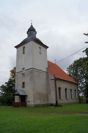 Kościół pw. Trójcy Przenajświętszej w Grądkach.Źródło: www.kanalelblaski.eu