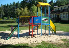 Plac zabaw na terenie szkoły. Źródło: www.usciany.sosedukator.pl