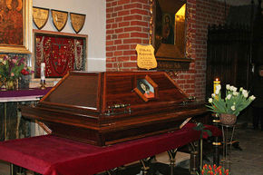Sarkofag z doczesnymi szczątkami Mikołaja Kopernika wystawiony w konkatedrze św. Jakuba w Olsztynie