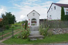 Warmińska kapliczka przy domu zakonnym w Bartołtach Wielkich. Fot. Jacek Jaworski. Źródło: www.ciekawemazury.pl [27.05.2014]