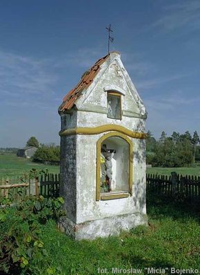 Knopin. Zabytkowa kapliczka przydrożna z 1742 roku. Fot: Mirosław "Micia" Bojenko. Źródło: www.ciekawemazury.pl [23.09.2014]