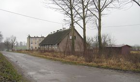 Współczesna zabudowa wsi Kiemławki Wielkie.Fot. Ralf Lotys. Źródło: Commons Wikimedia