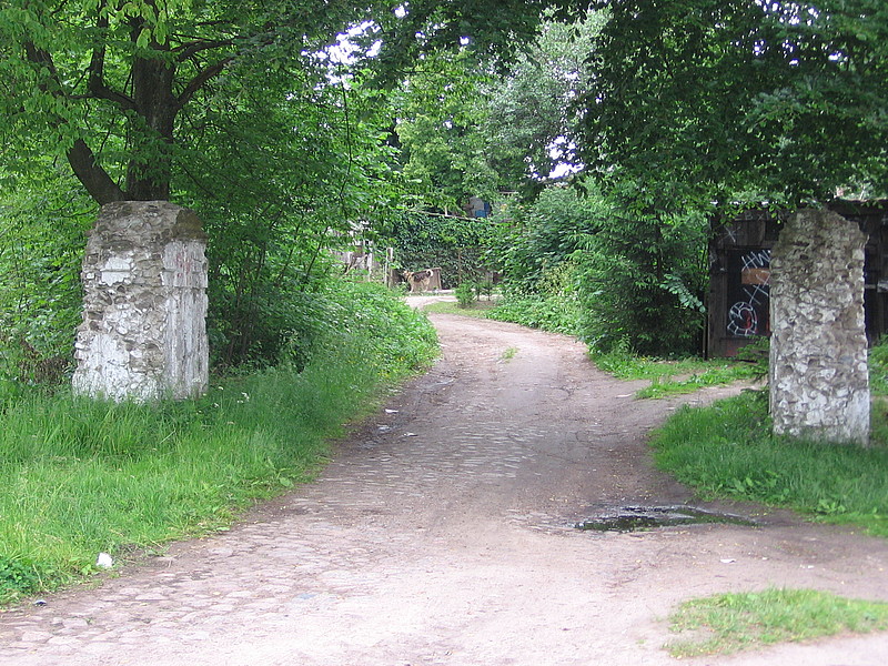 Plik:Brama do zespołu pałacowego. Czasy współczesne.jpg