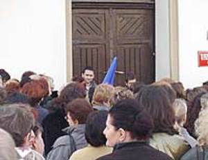 Plik:Protestwobronieszkoły.jpg