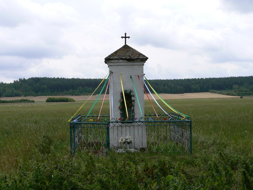 Plik:Gnojno. Tradycyjna przydrożna kapliczka.jpg