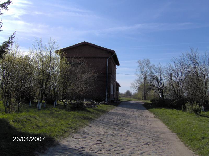 Plik:Budynek dawnej stacji kolejowej w Janikach Wielkich.jpg