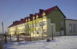 Plik:Budynek gimnazjum w Bielicach.jpg