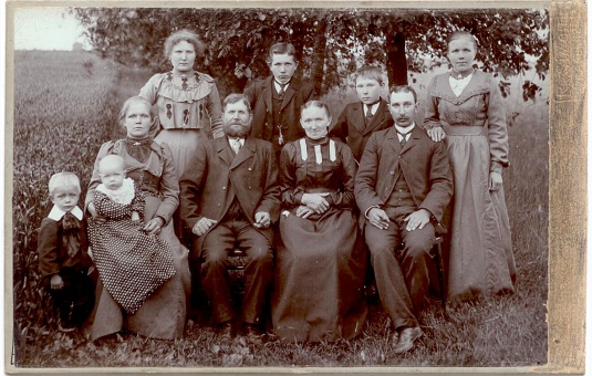 Plik:Rodzina Górzyńskich z Ludwichowa. Lata 1900-1905.jpg
