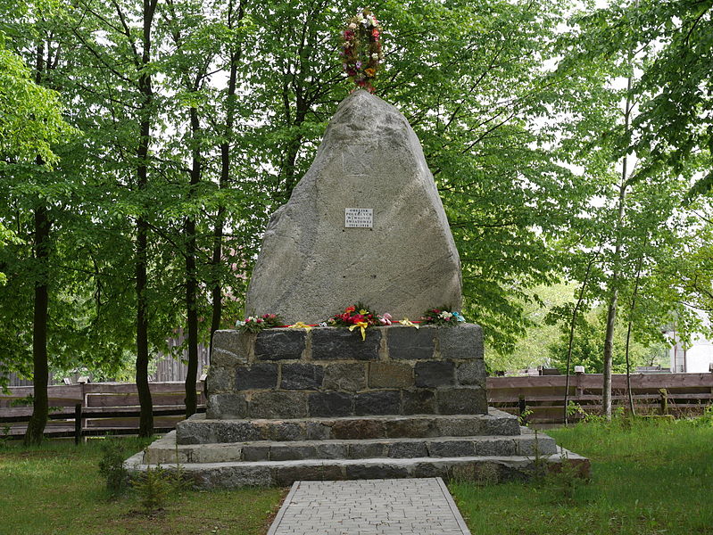 Plik:Obelisk poległych w I wojnie światowej w Liwie.jpg
