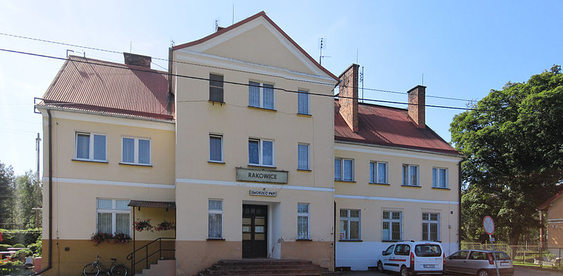 Plik:Dworzec kolejowy w Rakowicach.jpg