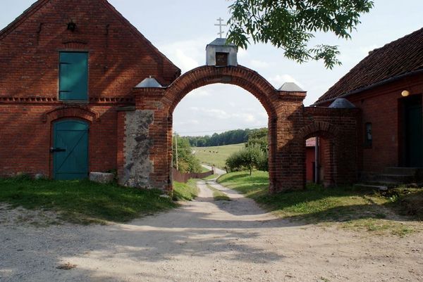 Plik:Brama klasztoru w Wojnowie 1.jpg