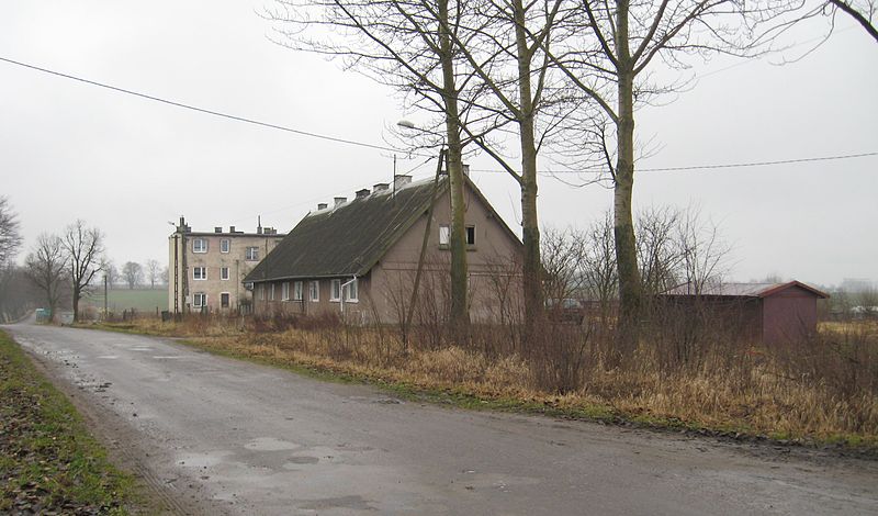 Plik:Współczesna zabudowa wsi Kiemławki Wielkie.jpg