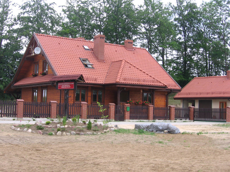 Plik:Nowa leśniczówka w Kandytach.jpg