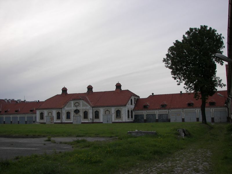 Plik:Stajnie z ujeżdzalnią.jpg